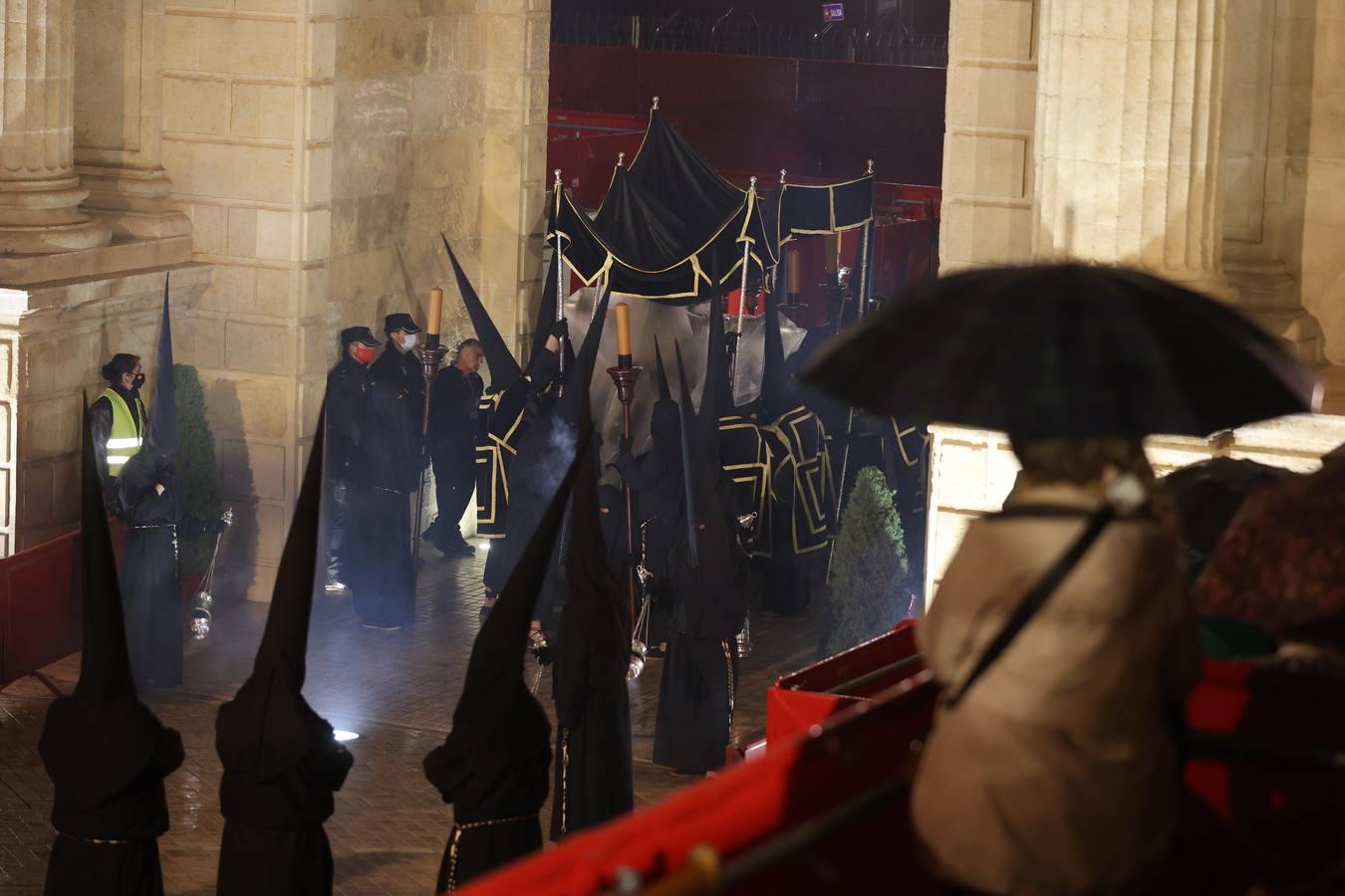 Lunes Santo | La mística salida del Via Crucis de Córdoba, en imágenes