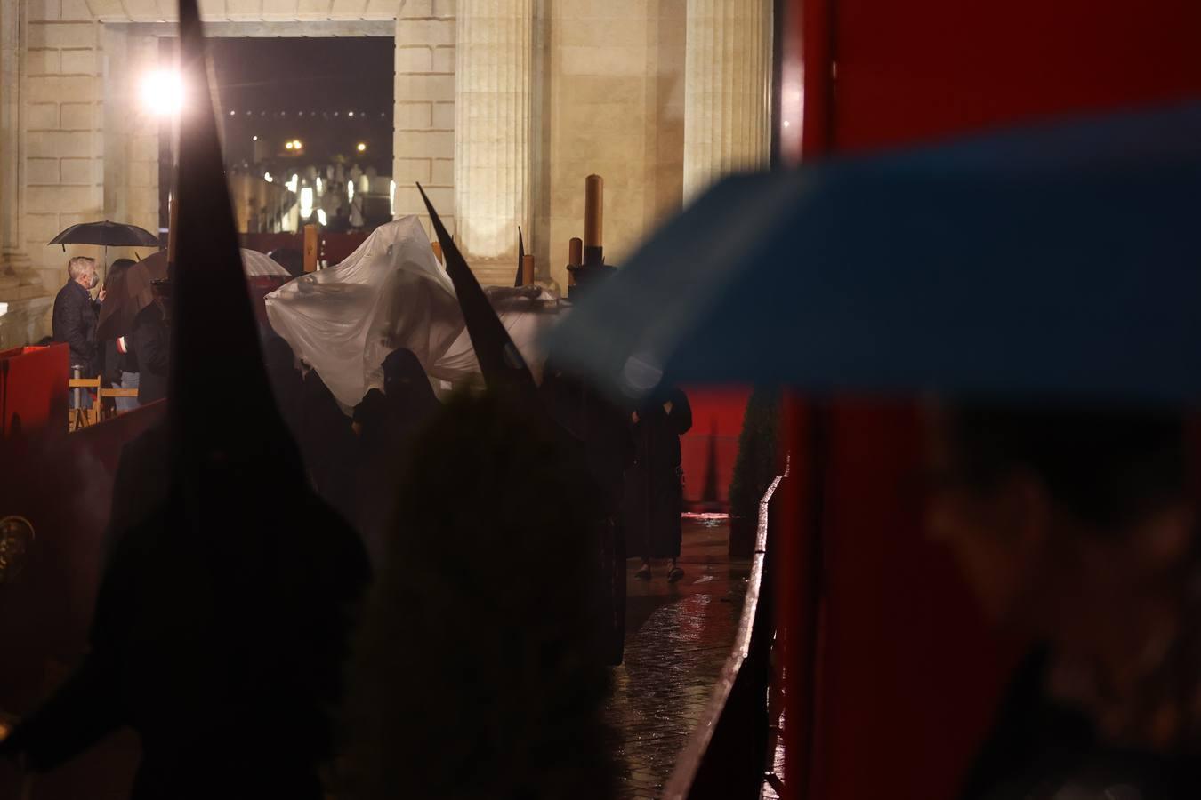 Lunes Santo | La mística salida del Via Crucis de Córdoba, en imágenes