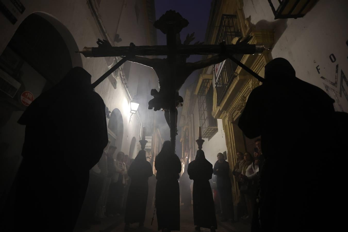 Lunes Santo | La mística salida del Via Crucis de Córdoba, en imágenes