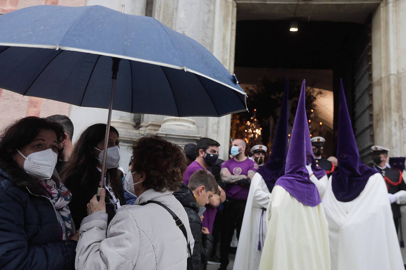 Fotos: La hermandad de El Prendimiento en el Lunes Santo de Cádiz