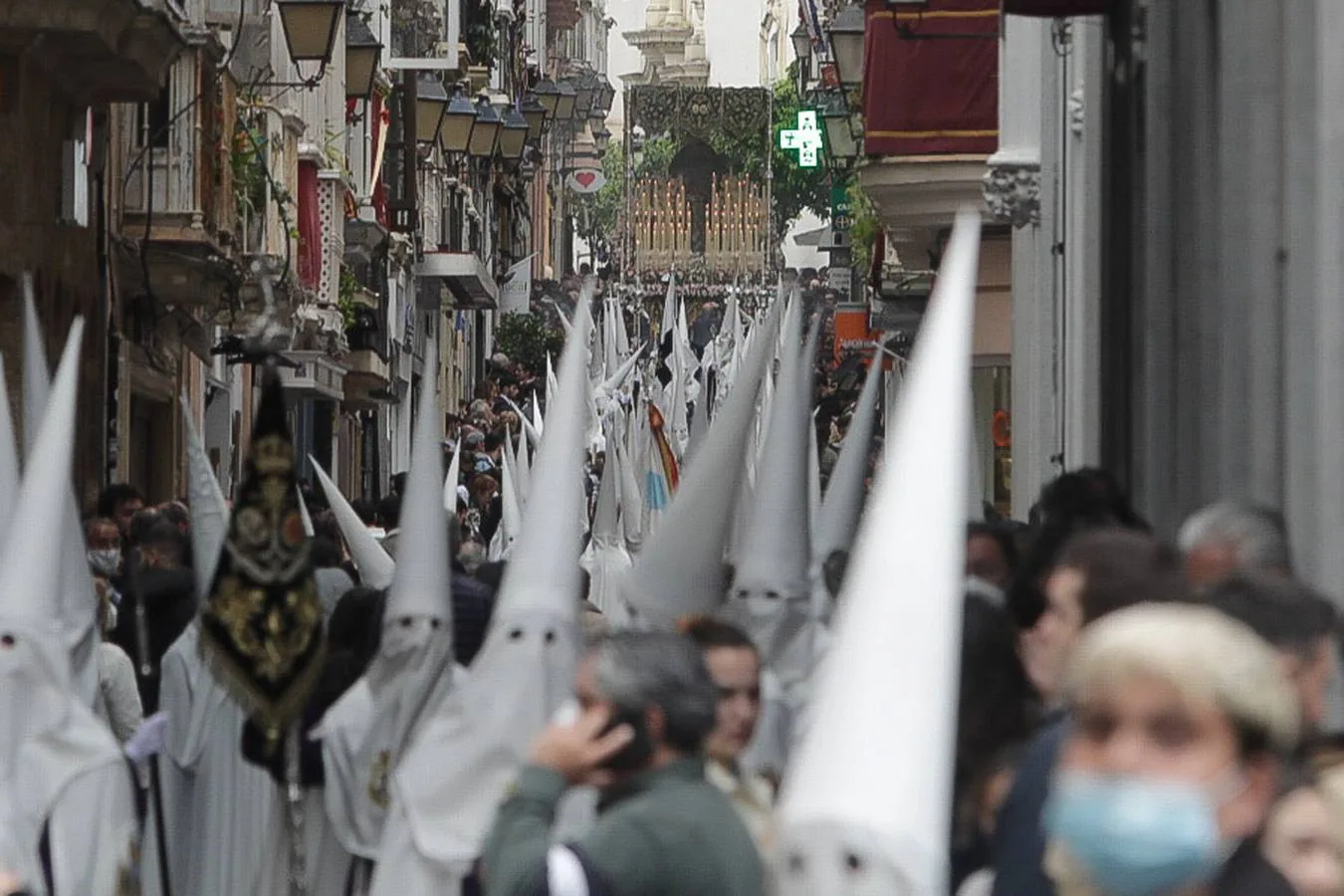 FOTOS: El Nazareno del Amor procesiona el Lunes Santo en Cádiz con la amenaza de lluvia
