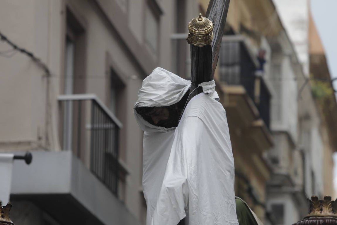 FOTOS: El Nazareno del Amor procesiona el Lunes Santo en Cádiz con la amenaza de lluvia