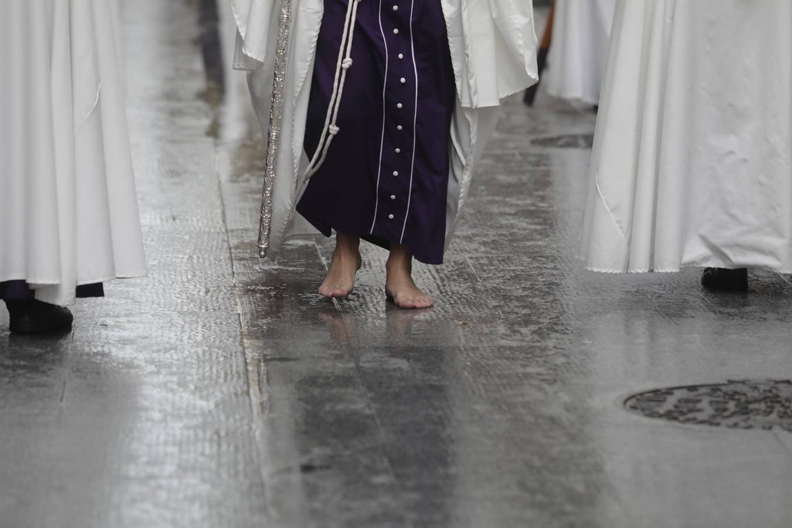 FOTOS: El Nazareno del Amor procesiona el Lunes Santo en Cádiz con la amenaza de lluvia