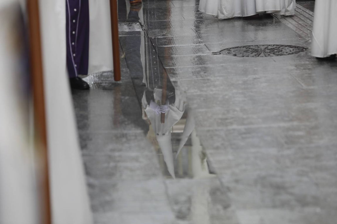 FOTOS: El Nazareno del Amor procesiona el Lunes Santo en Cádiz con la amenaza de lluvia
