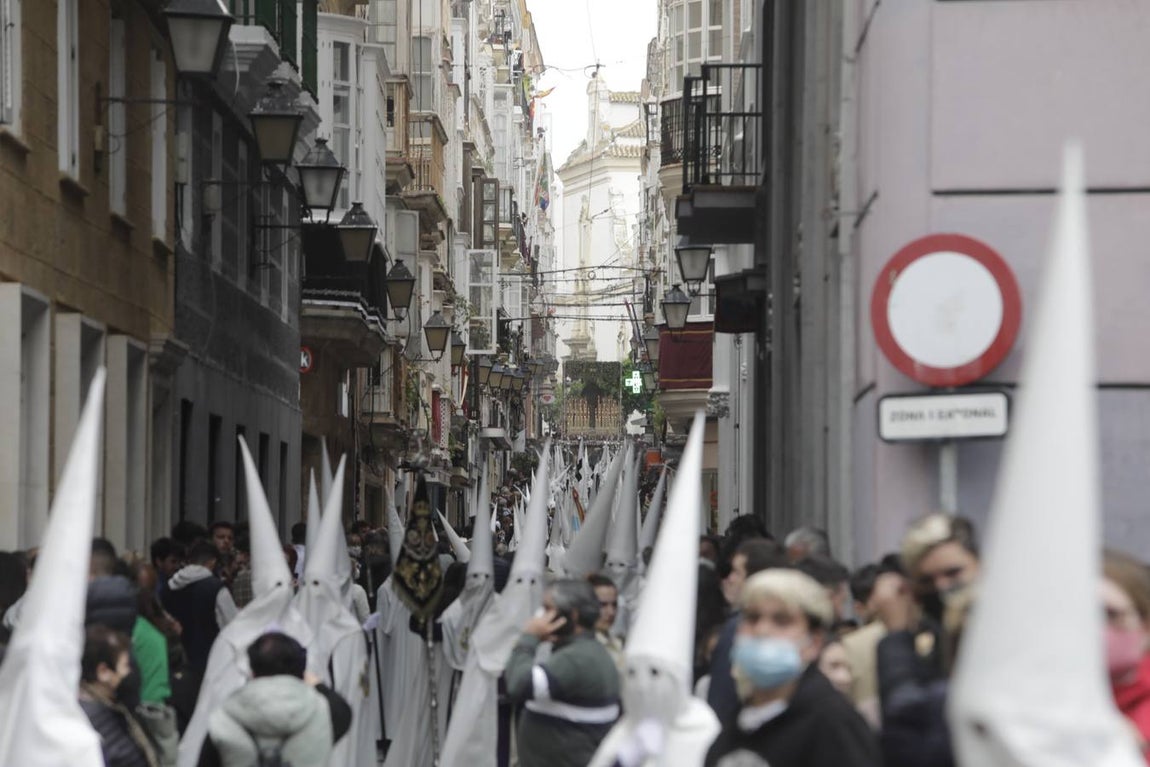 FOTOS: El Nazareno del Amor procesiona el Lunes Santo en Cádiz con la amenaza de lluvia
