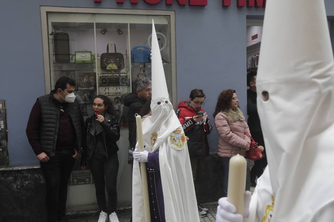 FOTOS: El Nazareno del Amor procesiona el Lunes Santo en Cádiz con la amenaza de lluvia