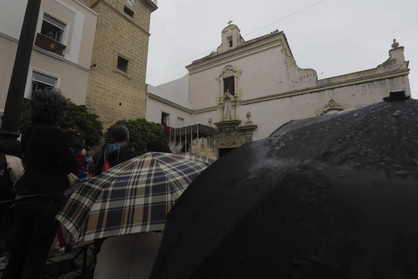 FOTOS: El Nazareno del Amor procesiona el Lunes Santo en Cádiz con la amenaza de lluvia