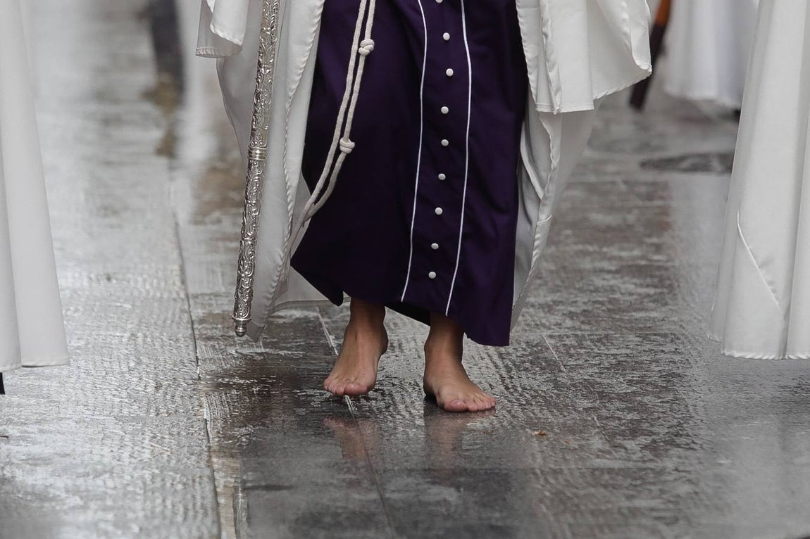 FOTOS: El Nazareno del Amor procesiona el Lunes Santo en Cádiz con la amenaza de lluvia
