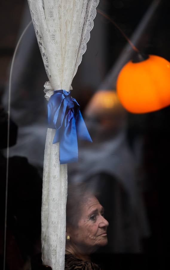 FOTOS: El Nazareno del Amor procesiona el Lunes Santo en Cádiz con la amenaza de lluvia
