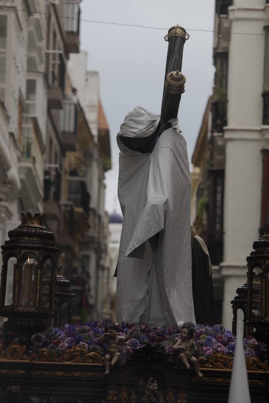 FOTOS: El Nazareno del Amor procesiona el Lunes Santo en Cádiz con la amenaza de lluvia
