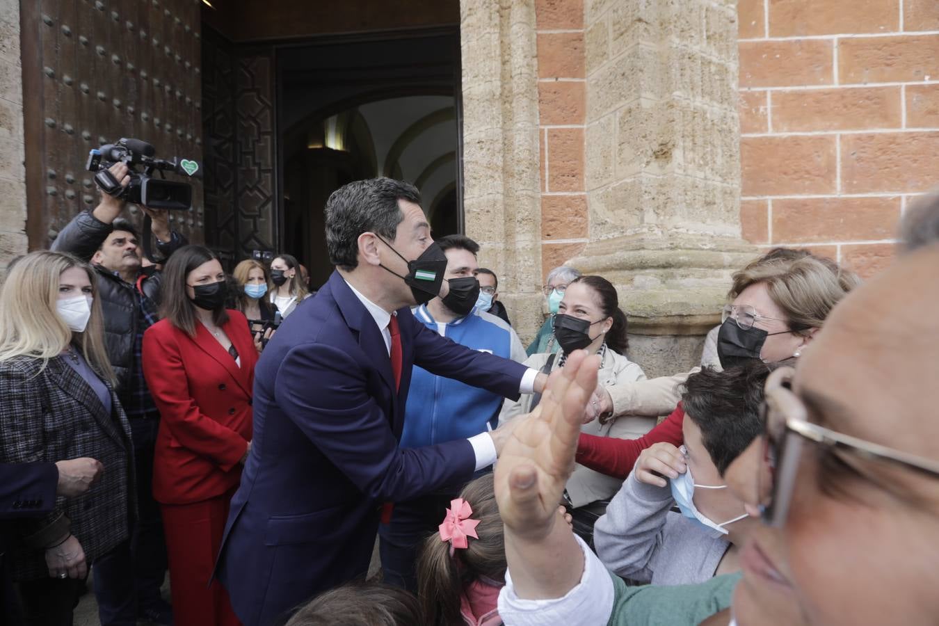 Juanma Moreno visita las hermandades del Lunes Santo en San Fernando