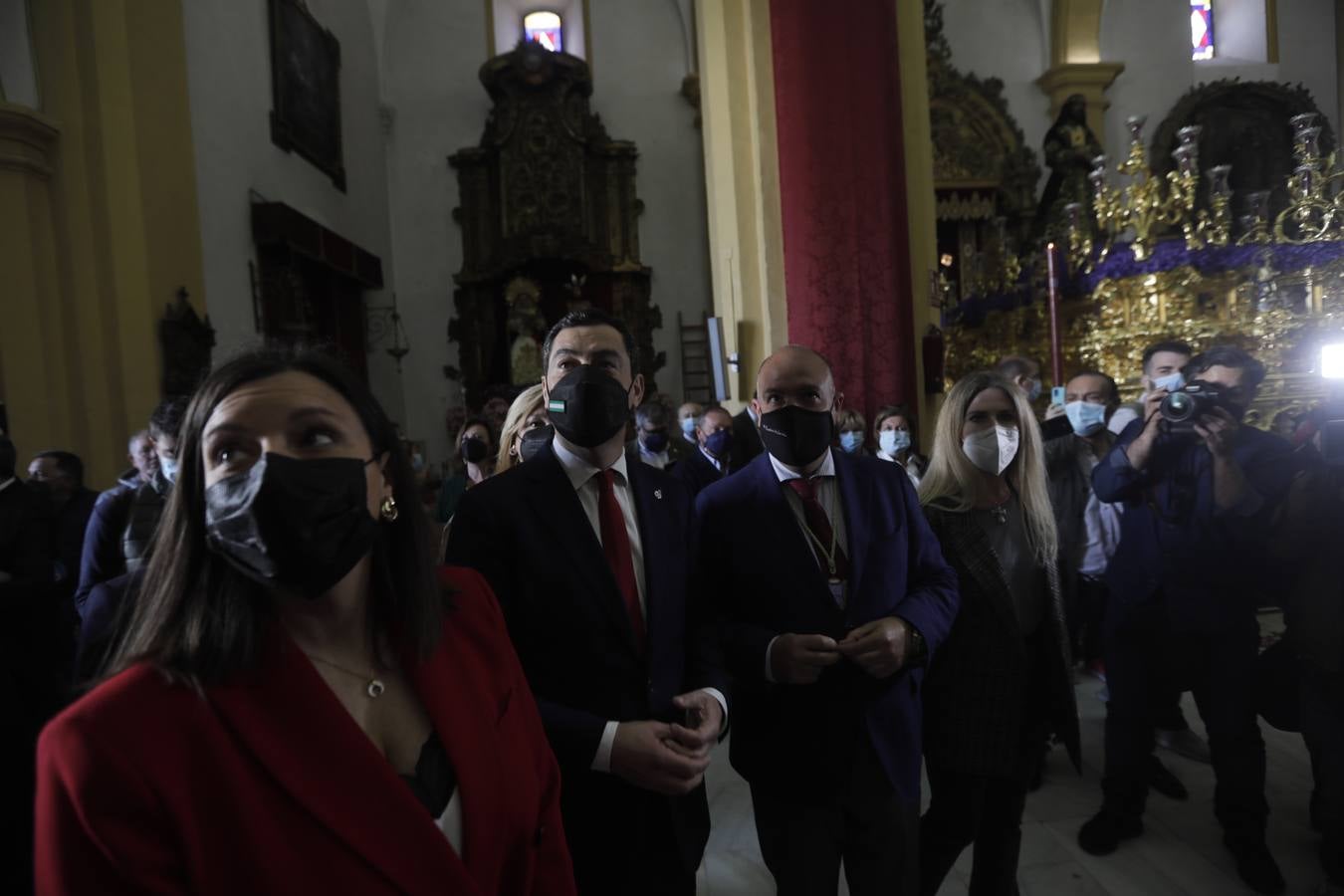 Juanma Moreno visita las hermandades del Lunes Santo en San Fernando