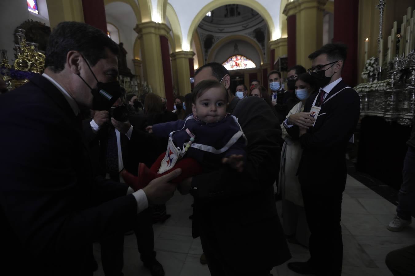 Juanma Moreno visita las hermandades del Lunes Santo en San Fernando