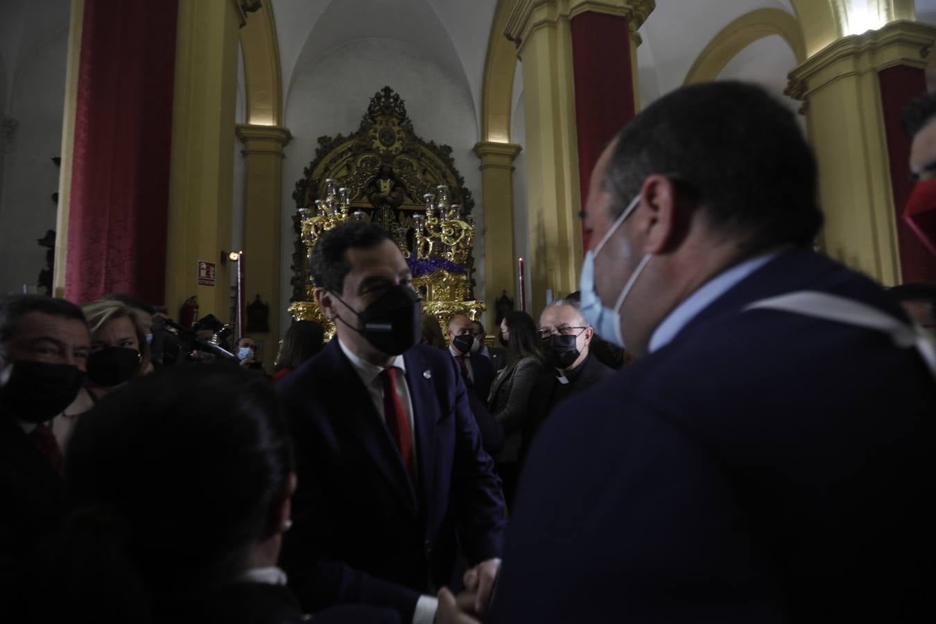 Juanma Moreno visita las hermandades del Lunes Santo en San Fernando