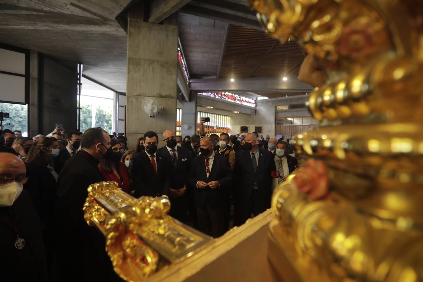 Juanma Moreno visita las hermandades del Lunes Santo en San Fernando