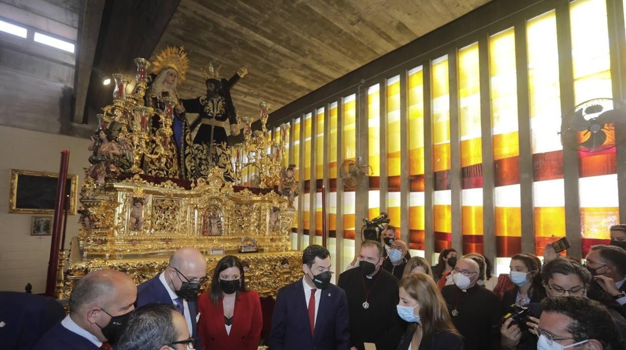 Juanma Moreno visita las hermandades del Lunes Santo en San Fernando