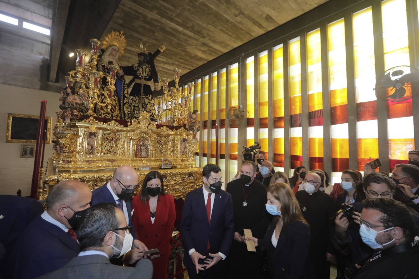 Juanma Moreno visita las hermandades del Lunes Santo en San Fernando