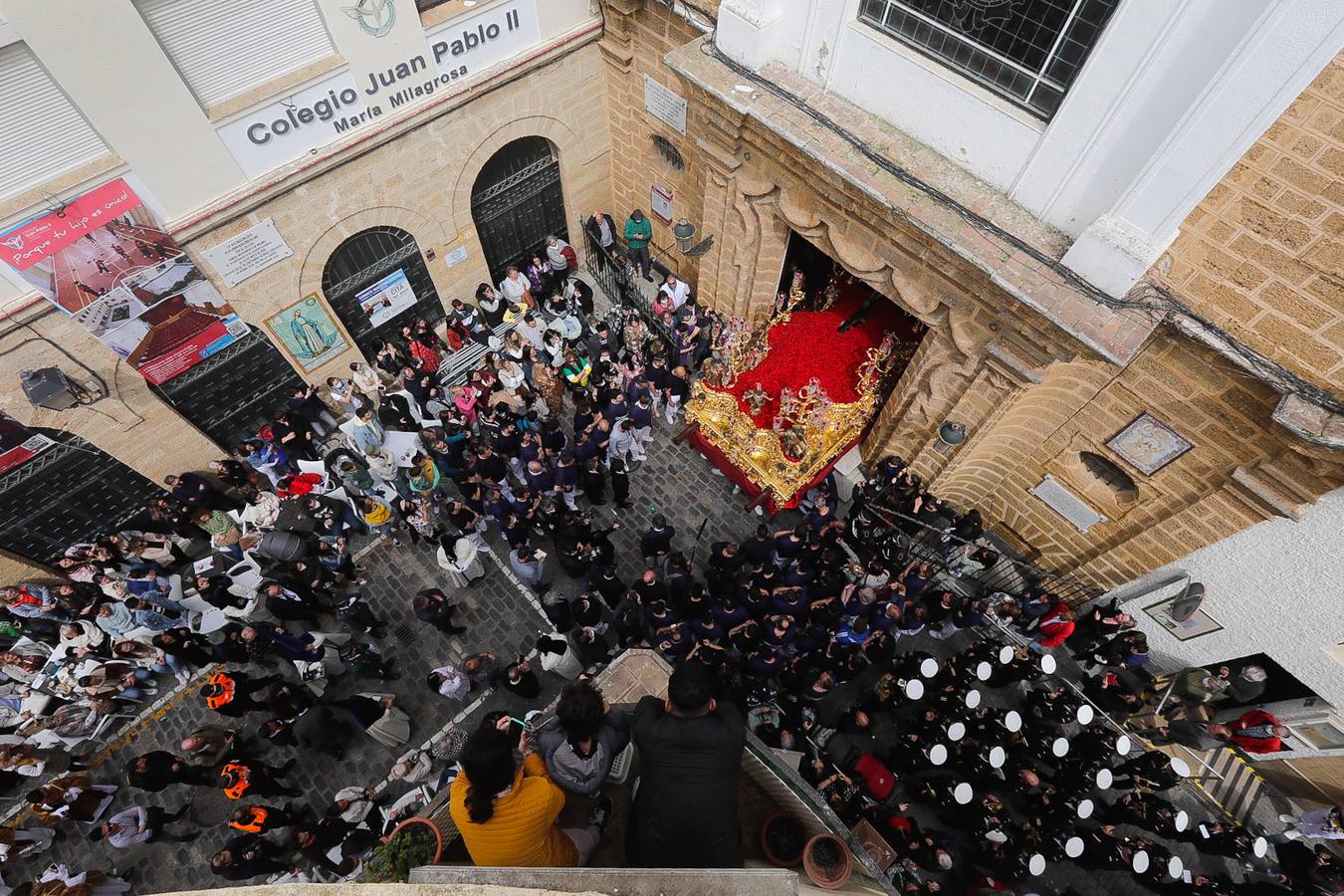 Crónica: Aguacero de desilusión en un caótico Lunes Santo en Cádiz