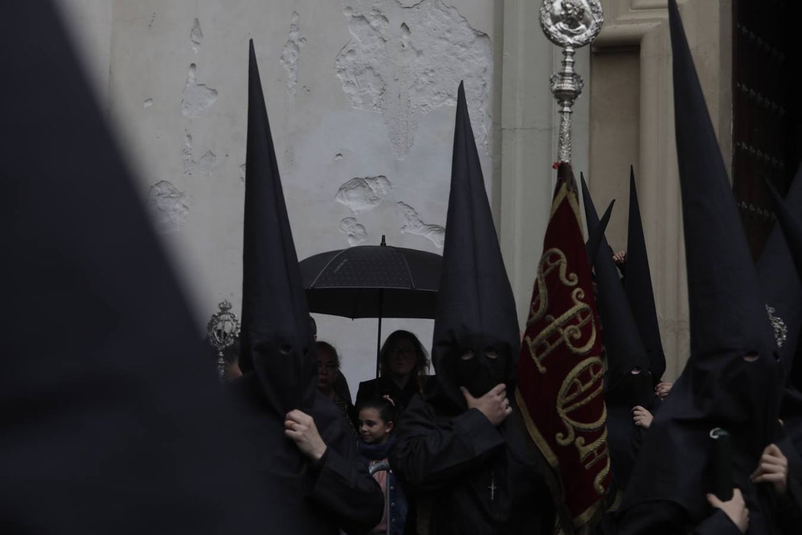 FOTOS: VeraCruz no procesiona el Lunes Santo en Cádiz por la lluvia