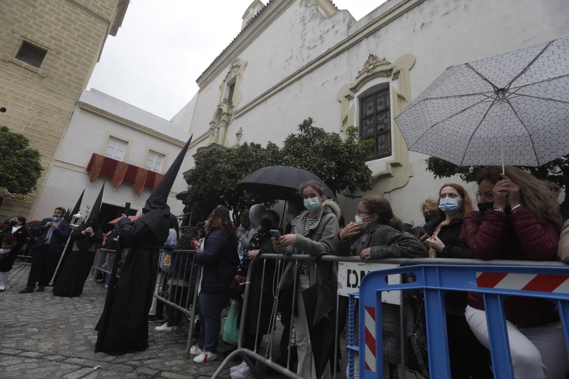 FOTOS: VeraCruz no procesiona el Lunes Santo en Cádiz por la lluvia