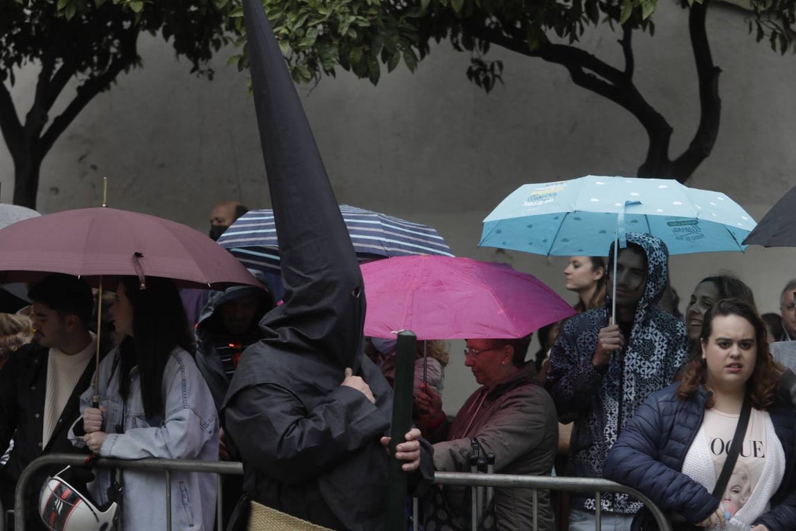 FOTOS: VeraCruz no procesiona el Lunes Santo en Cádiz por la lluvia