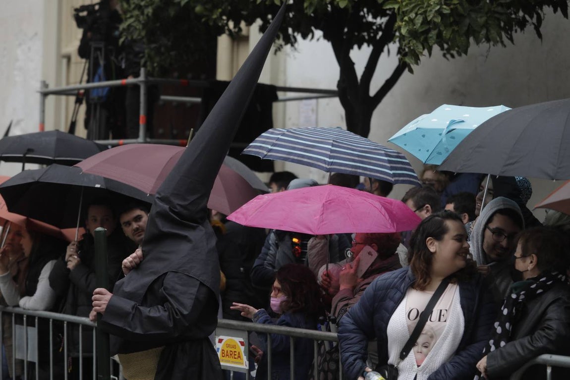 FOTOS: VeraCruz no procesiona el Lunes Santo en Cádiz por la lluvia