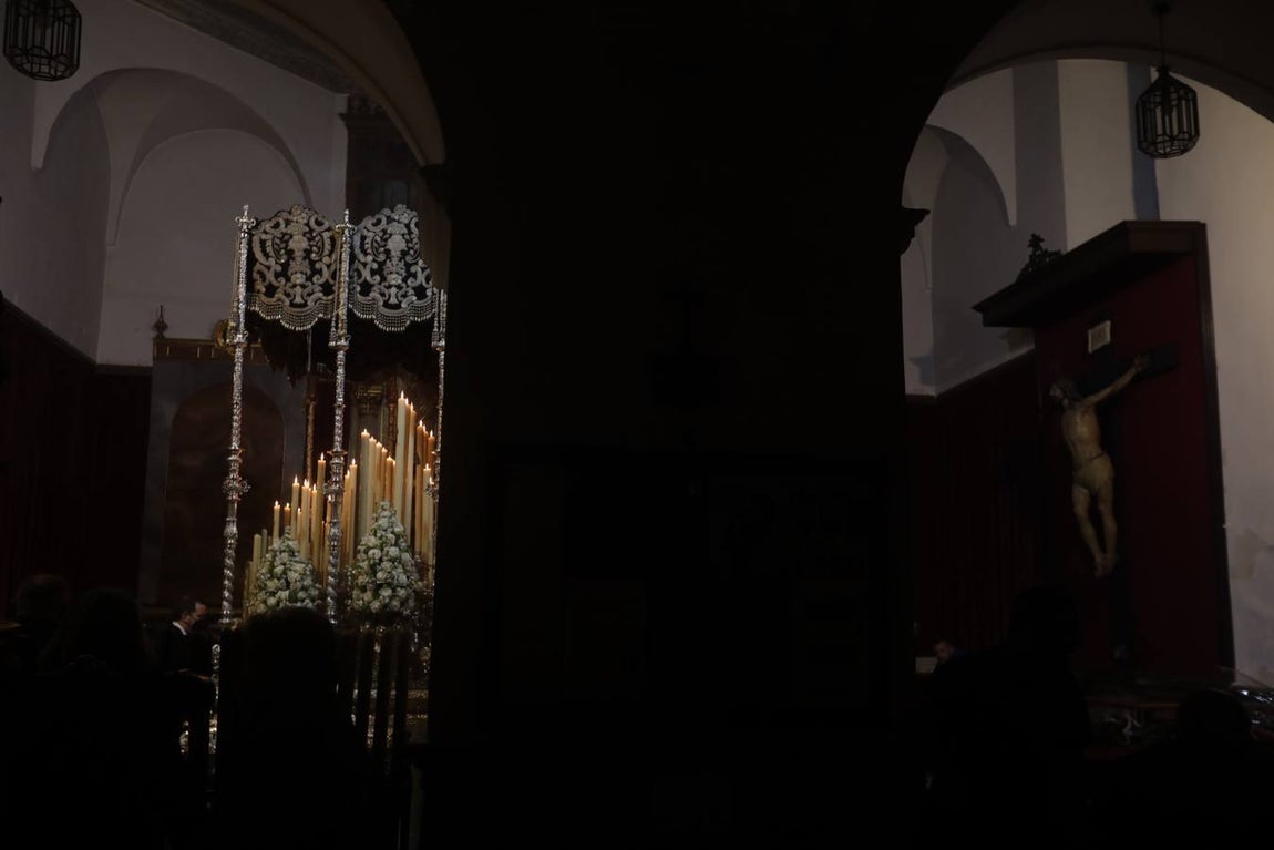FOTOS: VeraCruz no procesiona el Lunes Santo en Cádiz por la lluvia