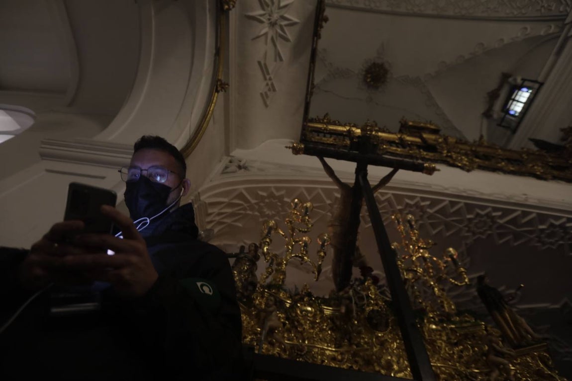 FOTOS: VeraCruz no procesiona el Lunes Santo en Cádiz por la lluvia