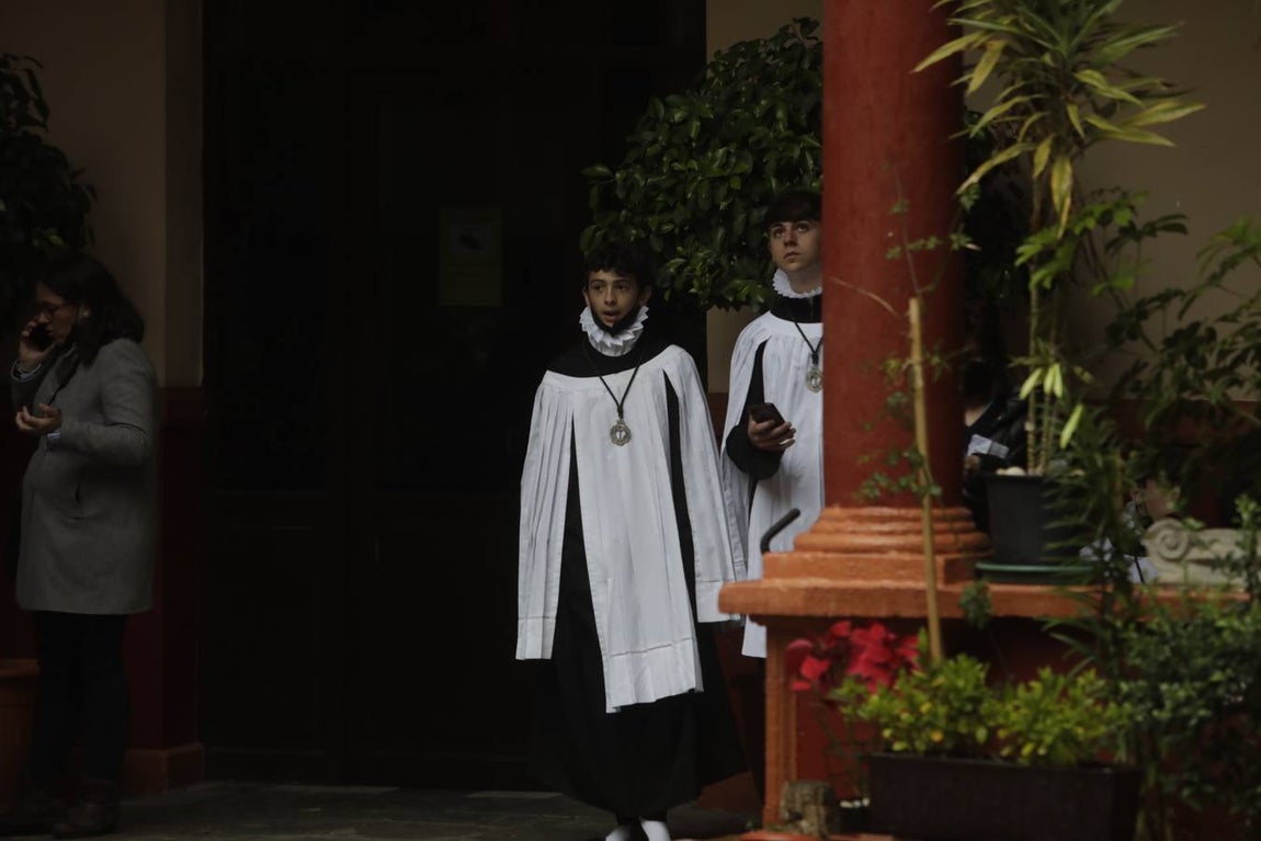 FOTOS: VeraCruz no procesiona el Lunes Santo en Cádiz por la lluvia