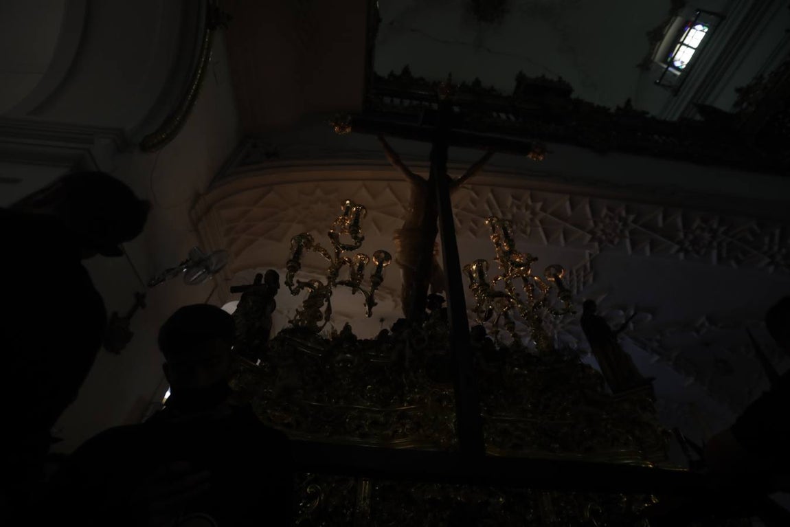 FOTOS: VeraCruz no procesiona el Lunes Santo en Cádiz por la lluvia