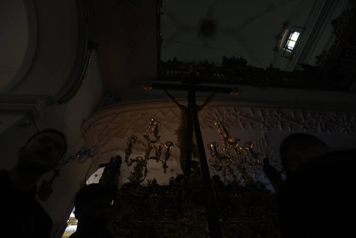 FOTOS: VeraCruz no procesiona el Lunes Santo en Cádiz por la lluvia