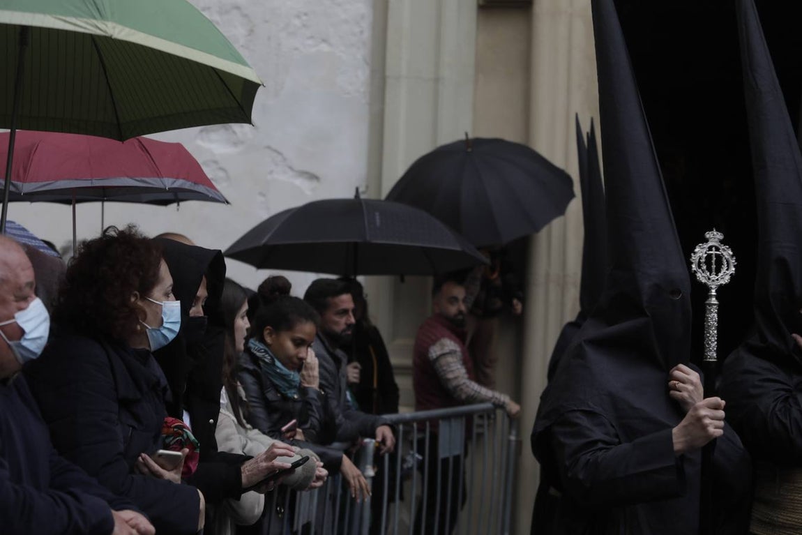 FOTOS: VeraCruz no procesiona el Lunes Santo en Cádiz por la lluvia