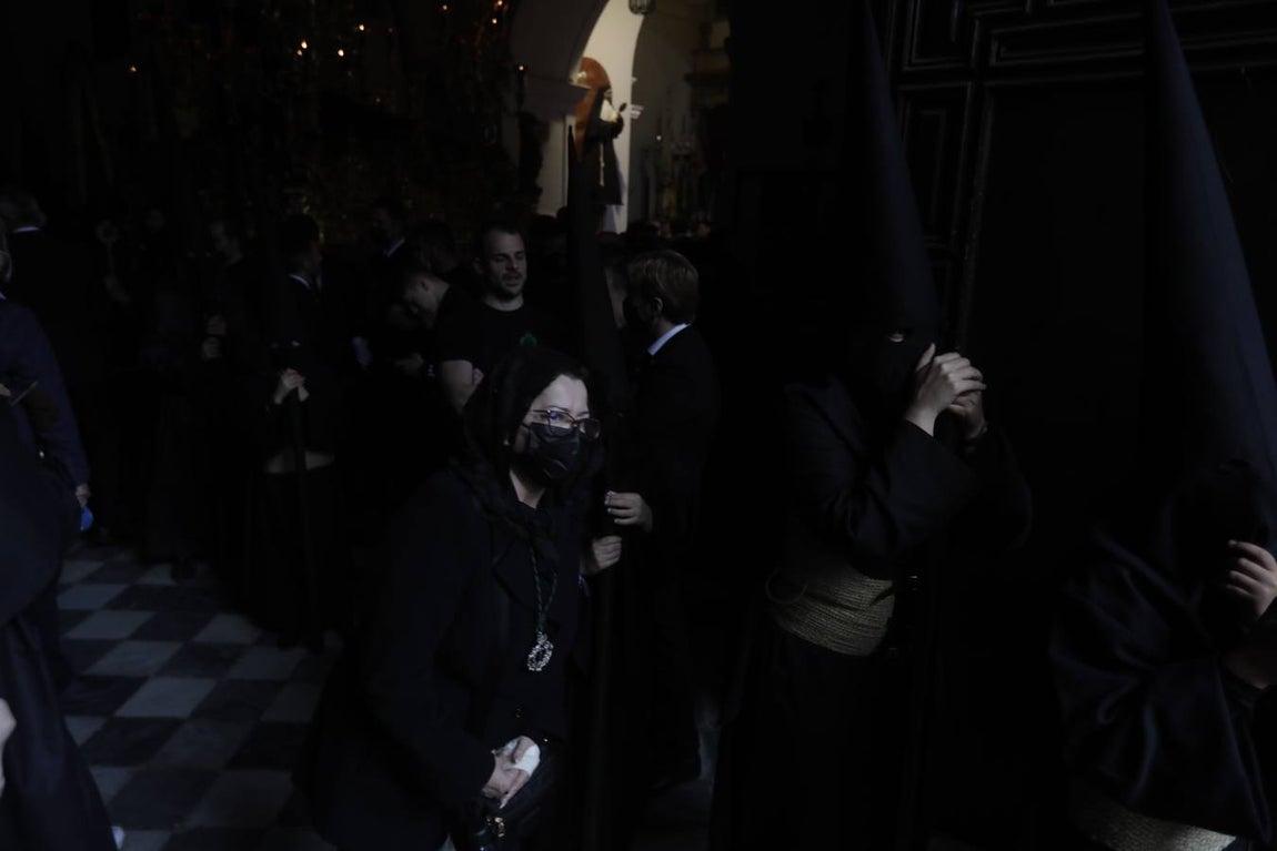 FOTOS: VeraCruz no procesiona el Lunes Santo en Cádiz por la lluvia