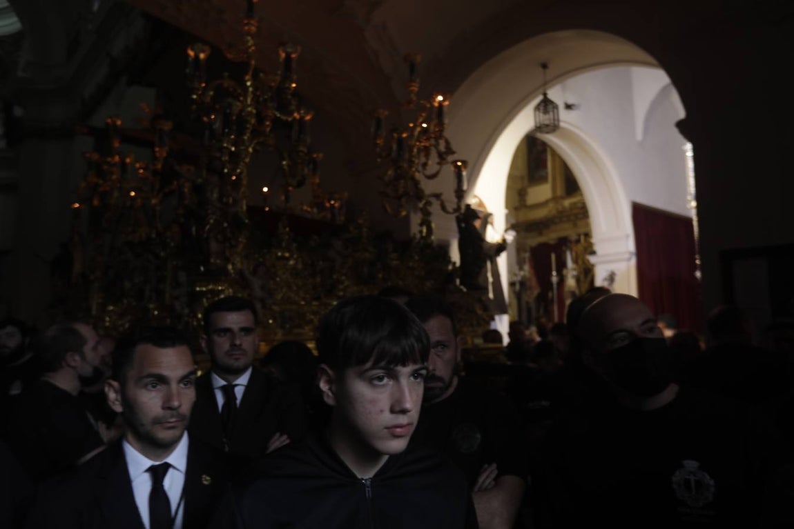 FOTOS: VeraCruz no procesiona el Lunes Santo en Cádiz por la lluvia
