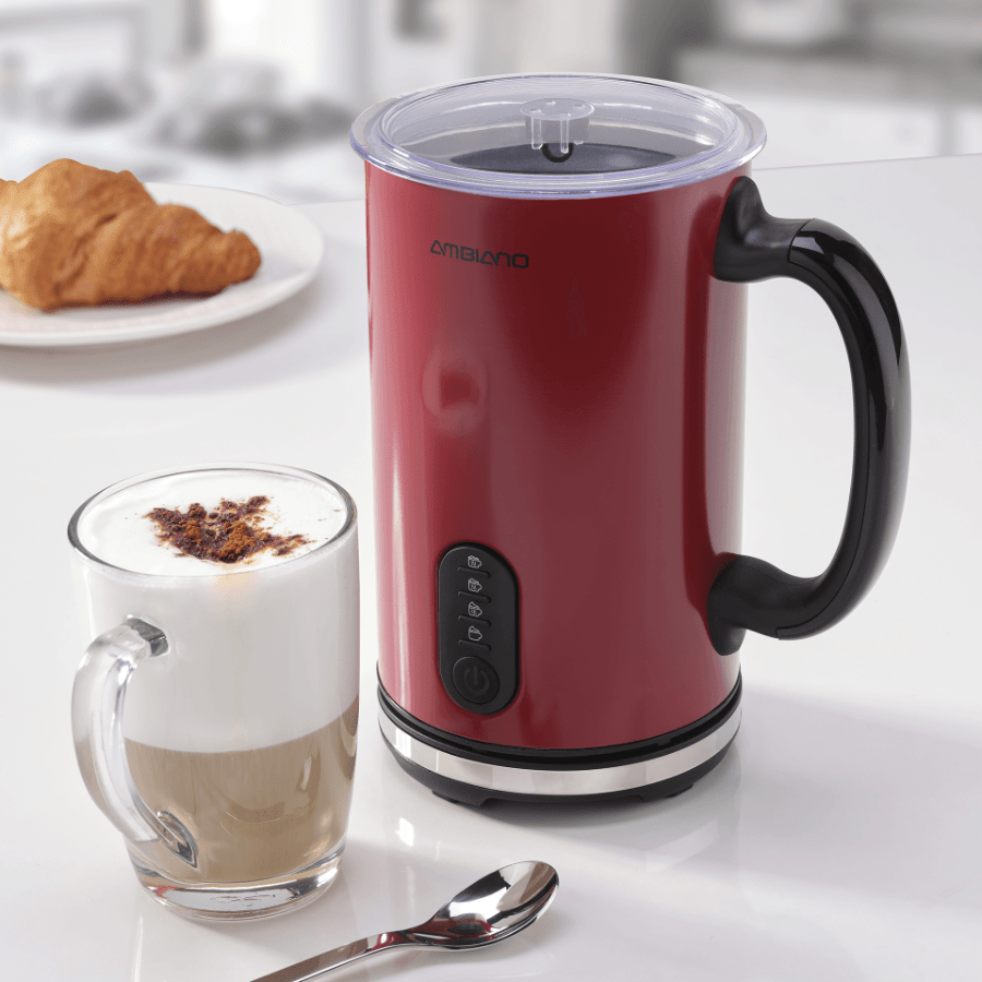 Espumador de Ambiano. Para los amantes del café con leche, esta espumadora de Ambiano será la mejor inversión. Tiene revestimiento antiadherente ILAG, carcasa de acero inoxidable y está disponible en varios colores: azul, rojo, negro, acero. Puedes comprarla en Aldi.