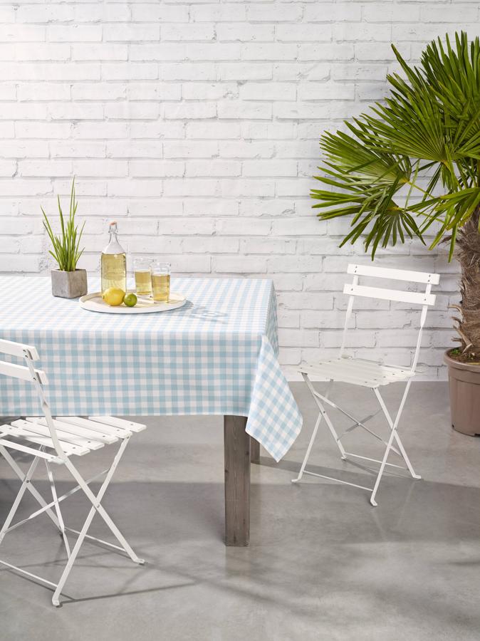 Mantel de Aldi. Para poner sobre tu mesa o incluso llevártelo de picnic. Este mantel está hecho con 72% algodón y 28%  poliéster y está disponible con cuadros vichy, lunares blancos / turquesa, cuadros verde azul o rayas verdes. Tamaño: 138 x 200cm. 9,99 euros en Aldi.