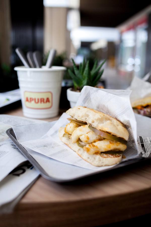 Apura. Mario Céspedes reinterpreta el bocadillo de calamares con este sanguche peruano de calamares en tempura y rocoto. General Oraá, 45.