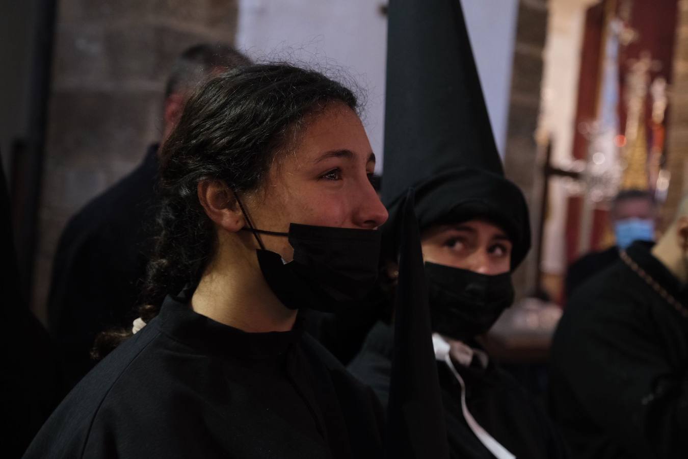 Fotos: la hermandad de Sanidad decide no salir este Martes Santo en Cádiz