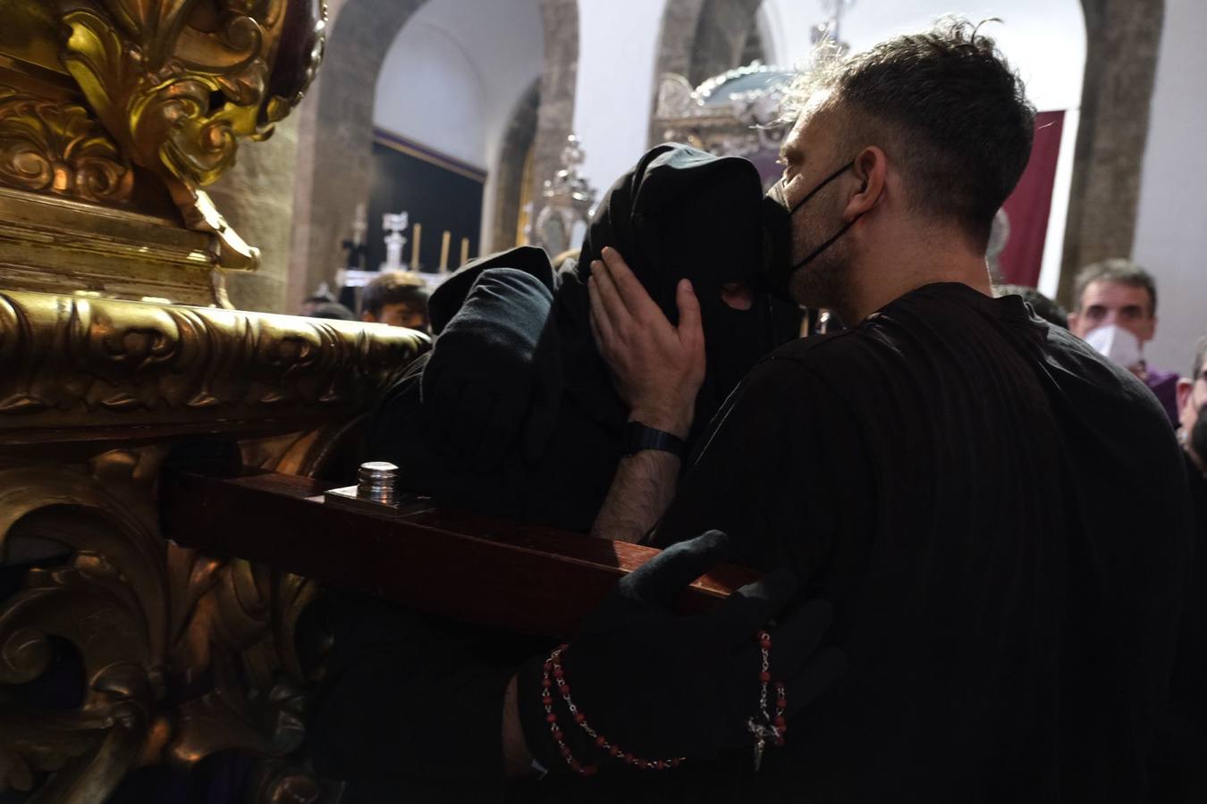 Fotos: la hermandad de Sanidad decide no salir este Martes Santo en Cádiz