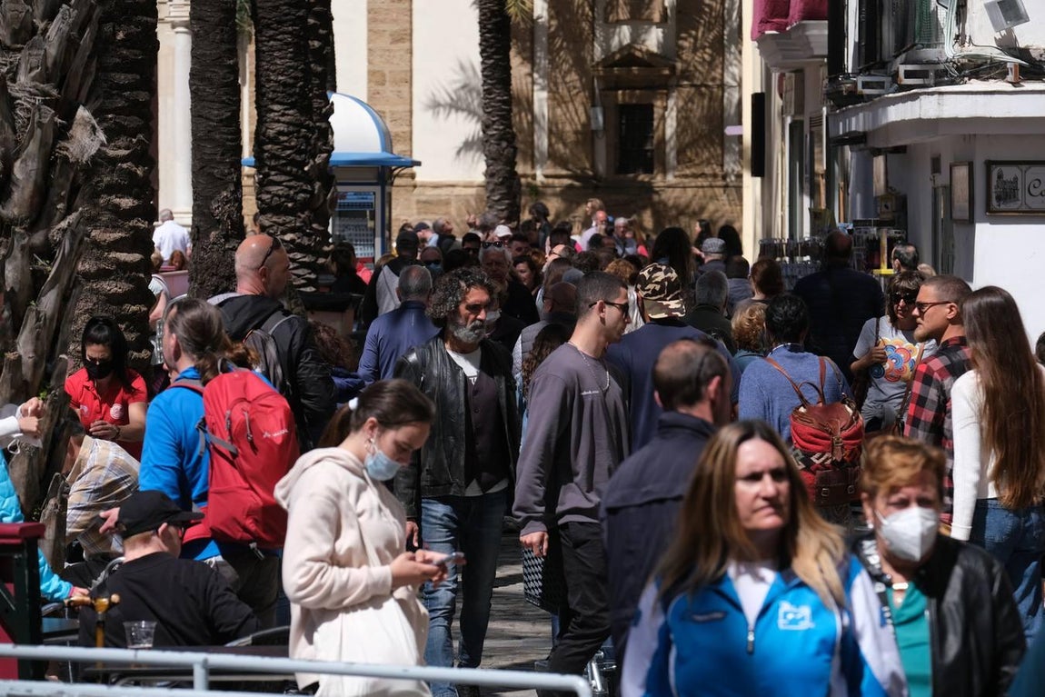 Fotos: Los turistas inundan las calles de Cádiz