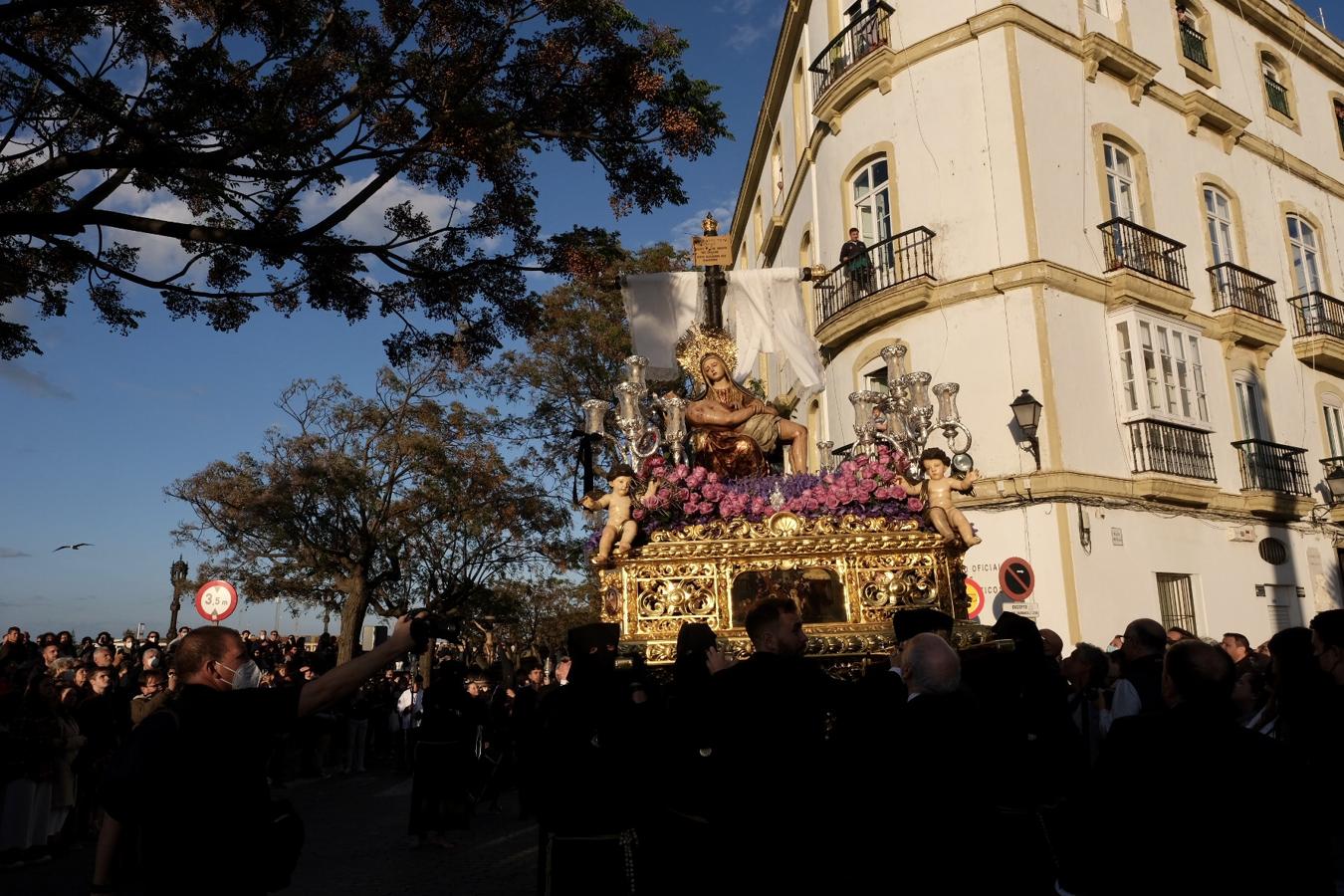 Fotos: la Hermandad del Caminito recorre las calles de Cádiz este Miércoles Santo