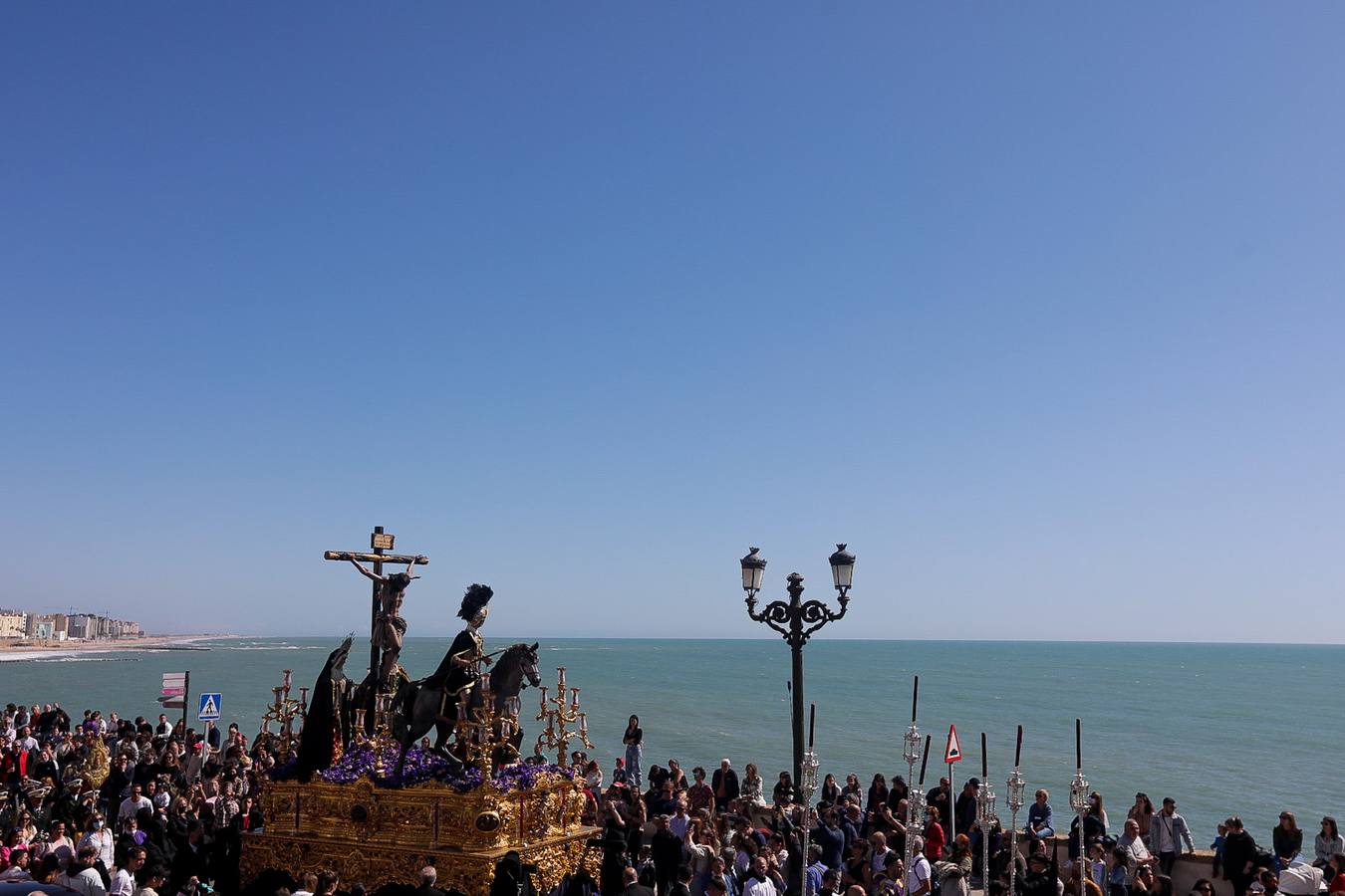 Fotos: Las Aguas, el Miércoles Santo en las calles de Cádiz