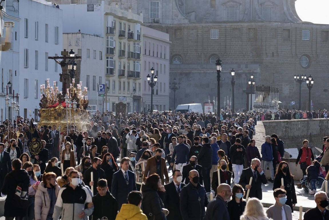 El espectacular regreso de La Palma a su templo acompañado por sus fieles