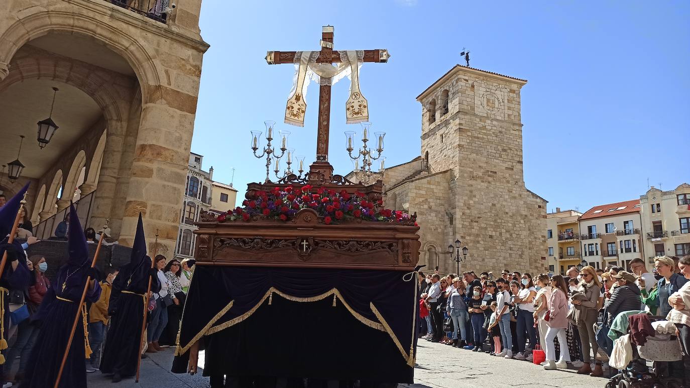 Desfile procesional de la cofradía de la Santa Vera Cruz de Zamora. 