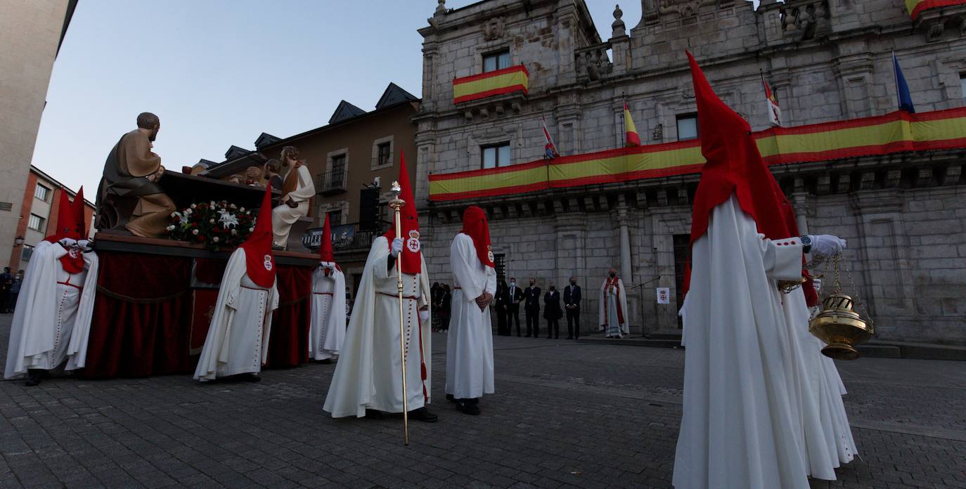 Procesión de la Santa Cena de Ponferrada con la liberación de un preso. 