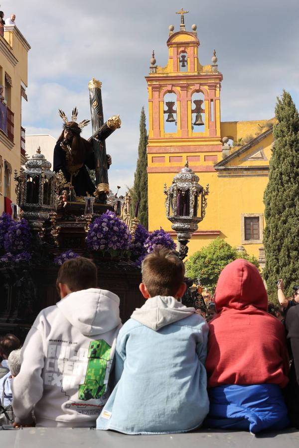 Jueves Santo | La radiante procesión del Caído de Córdoba, en imágenes