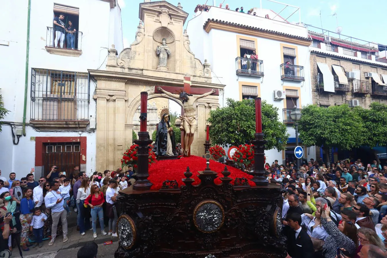 Jueves Santo | La esperada salida de la Caridad de Córdoba, en imágenes