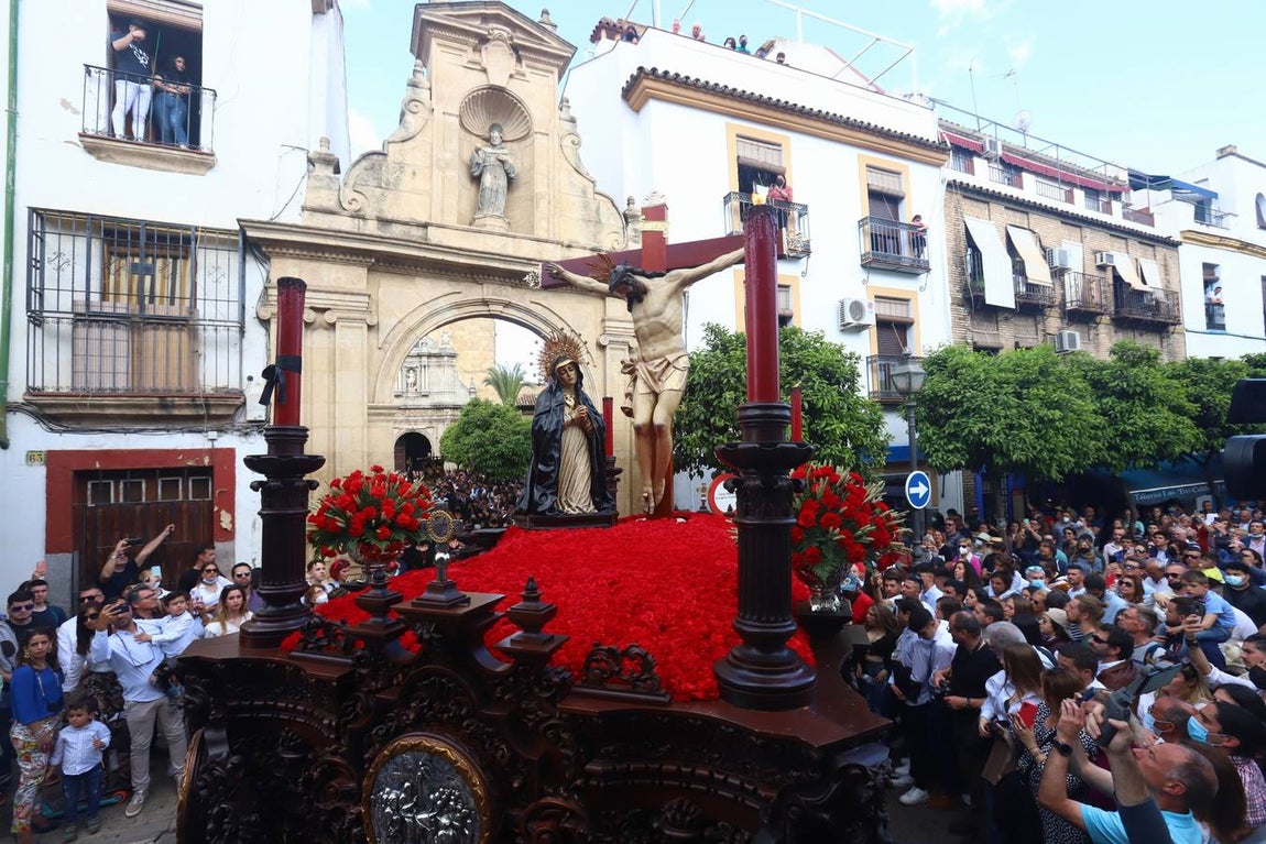 Jueves Santo | La esperada salida de la Caridad de Córdoba, en imágenes