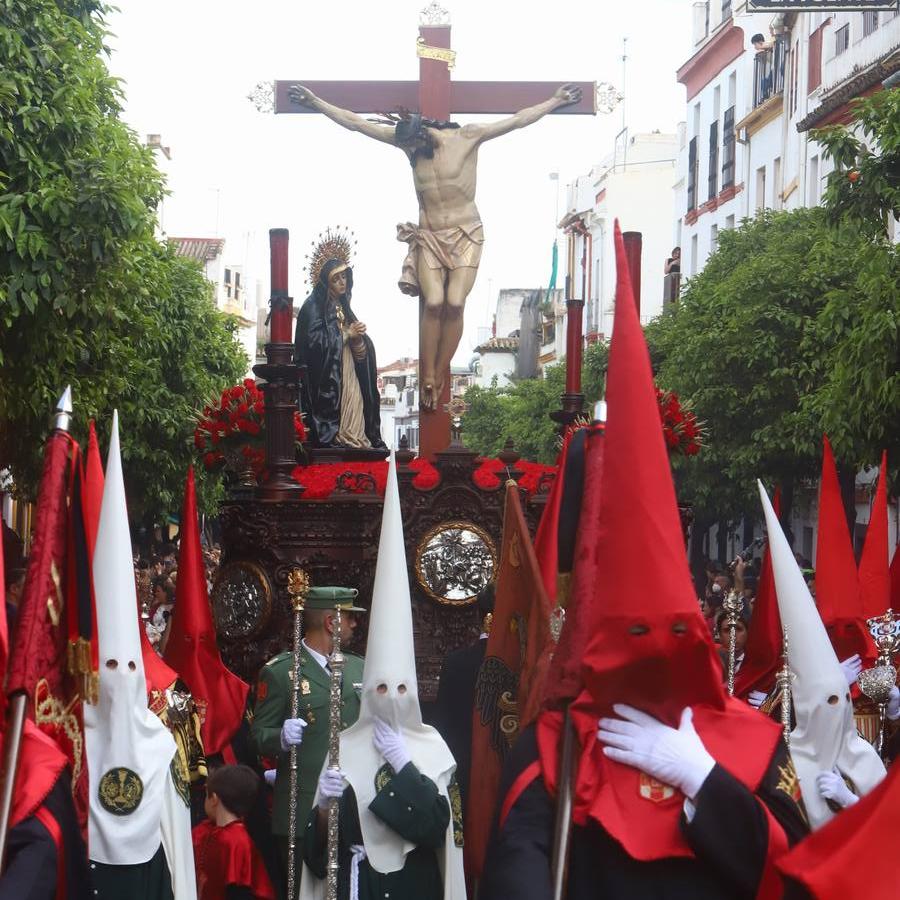 Jueves Santo | La esperada salida de la Caridad de Córdoba, en imágenes