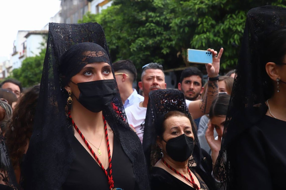 Jueves Santo | La esperada salida de la Caridad de Córdoba, en imágenes